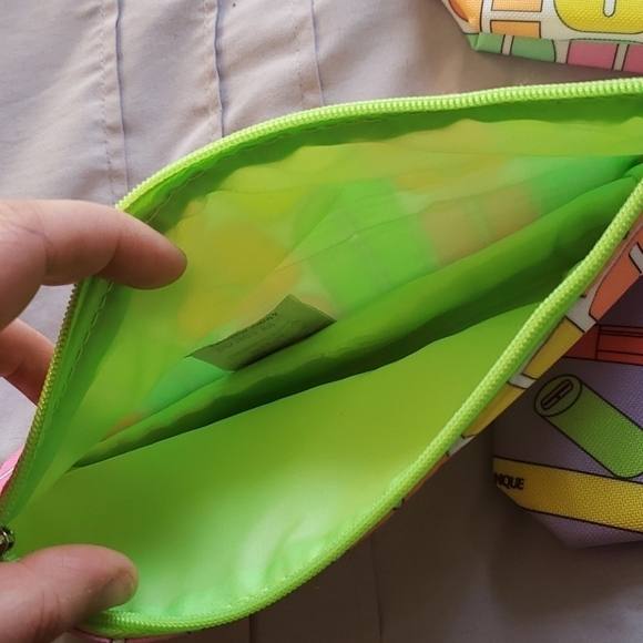 💲5 w/ purchase Misc Clinique Bags - Picture 2 of 4